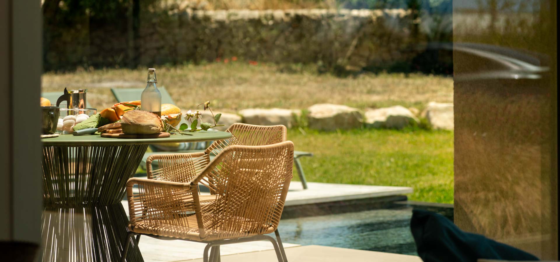 Tavolo e sedie veranda in piscina