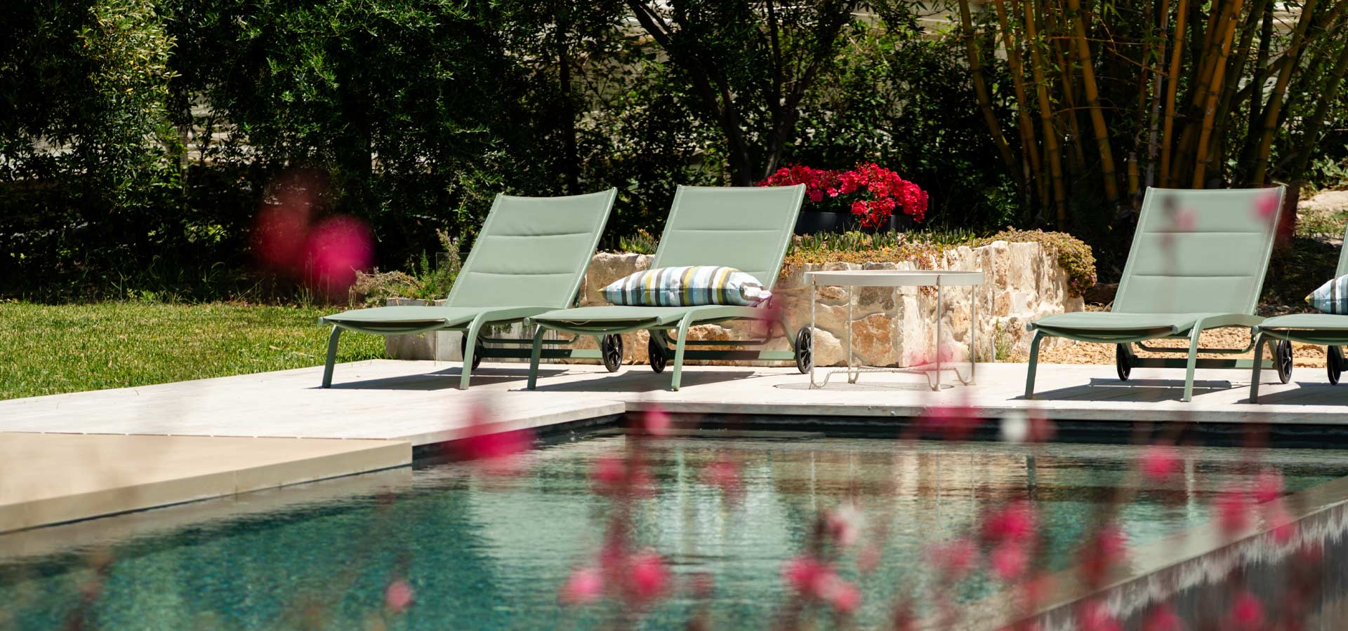 Foto foglie rosse e piscina